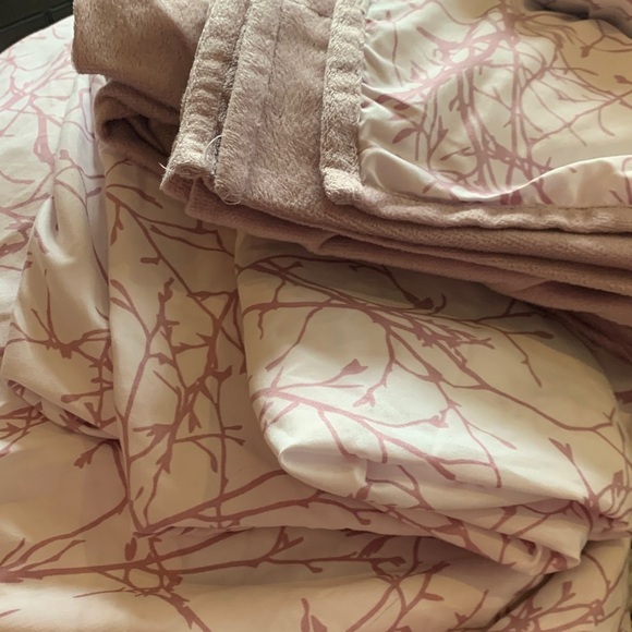 Pink Patterned Bedding Set - Picture 1 of 3